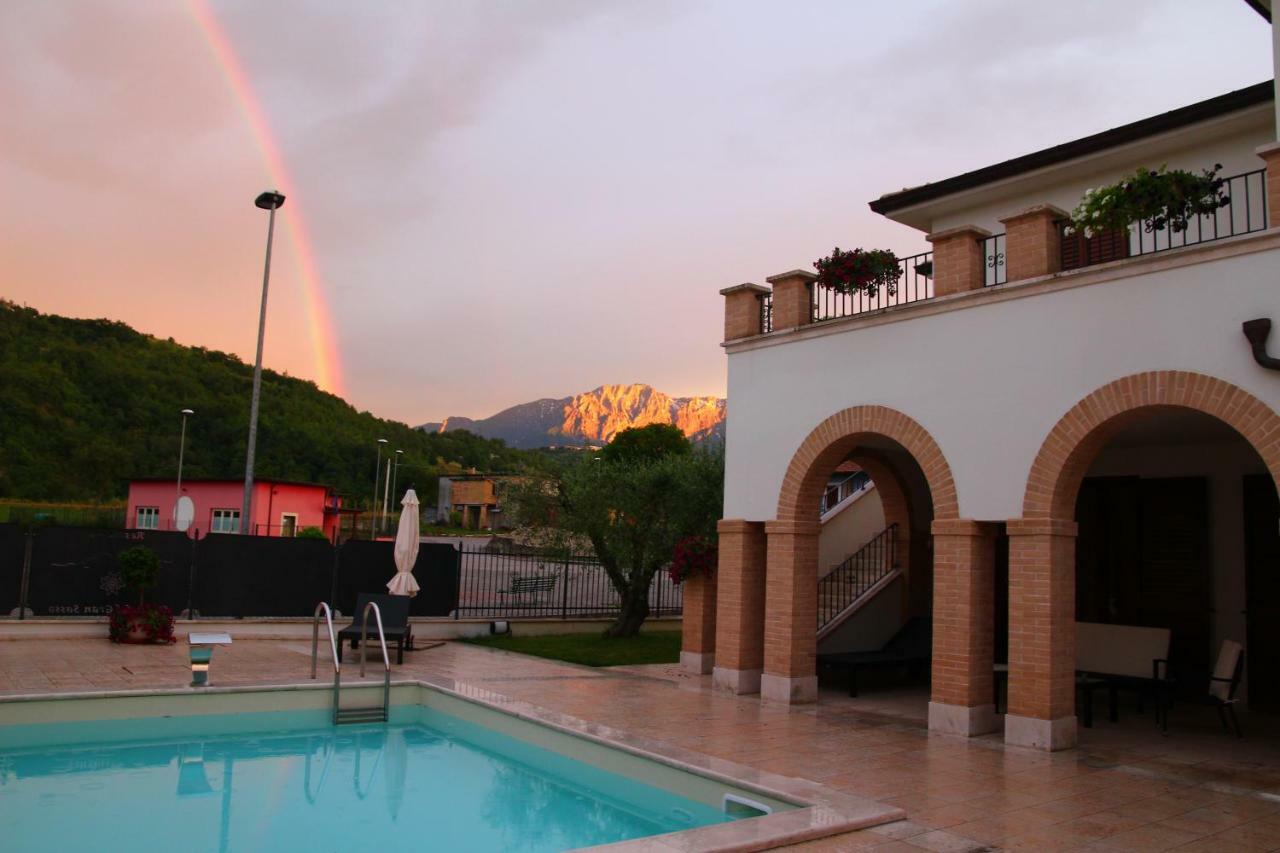 Residence Stella Del Gran Sasso Colledara Exterior foto